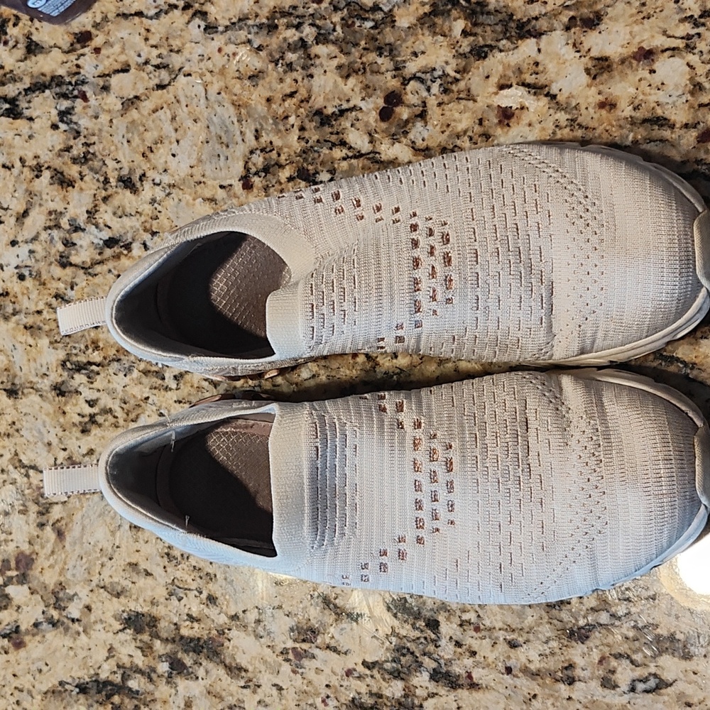Size 9 Skechers glide-step slip on sneakers